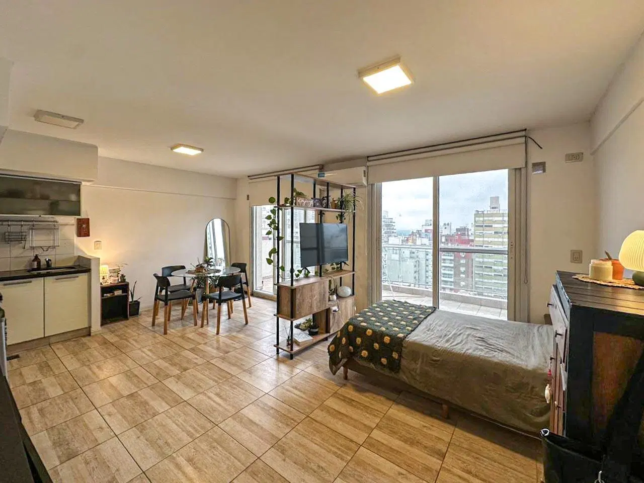Departamento monoambiente amplio con terraza y amenities 2