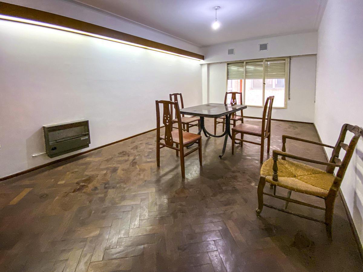 Departamento de 2 dormitorios con 2 baños y cocina separada