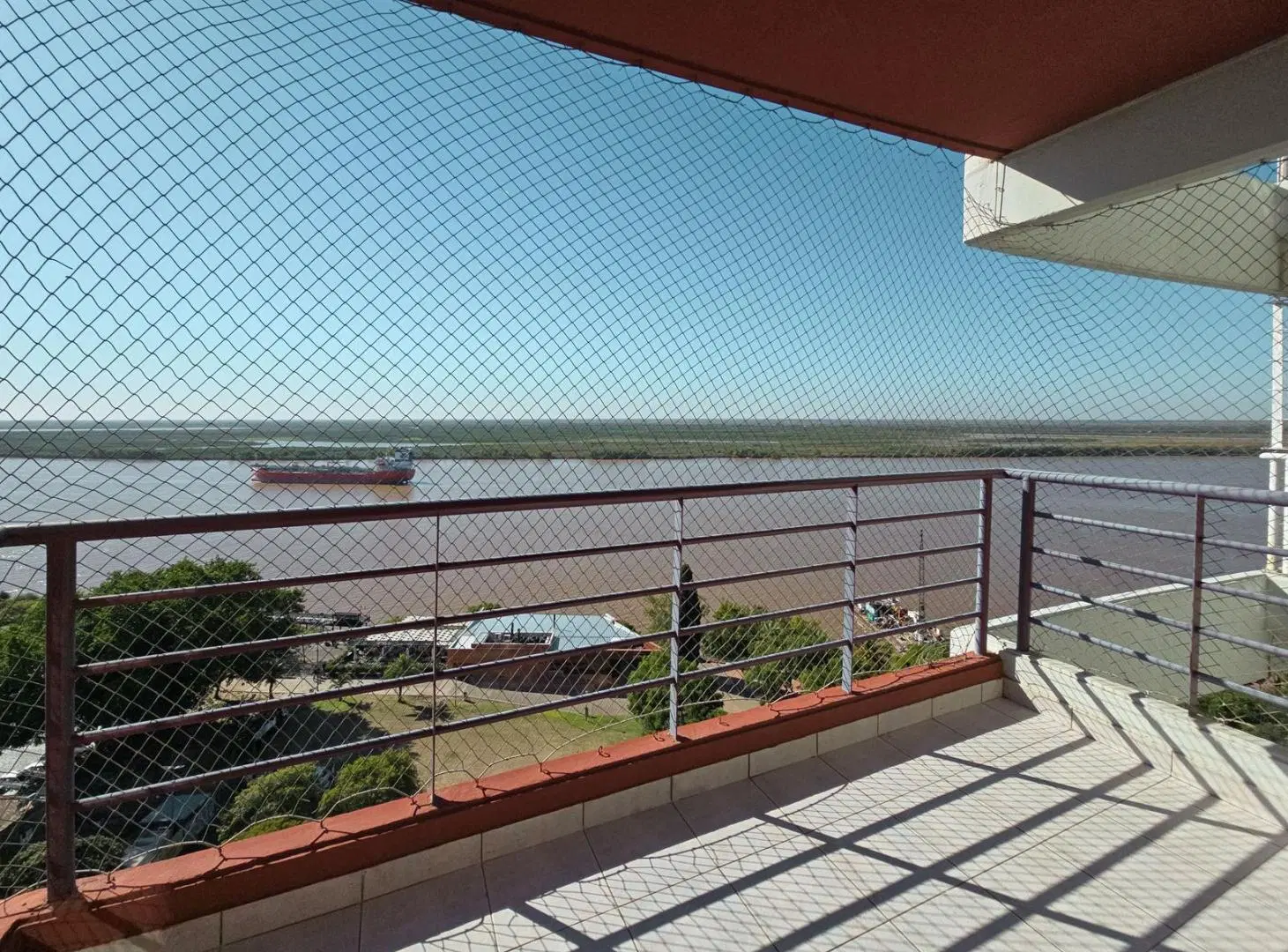 Departamento de 2 dormitorios con cochera y vista al río en Parque España 2