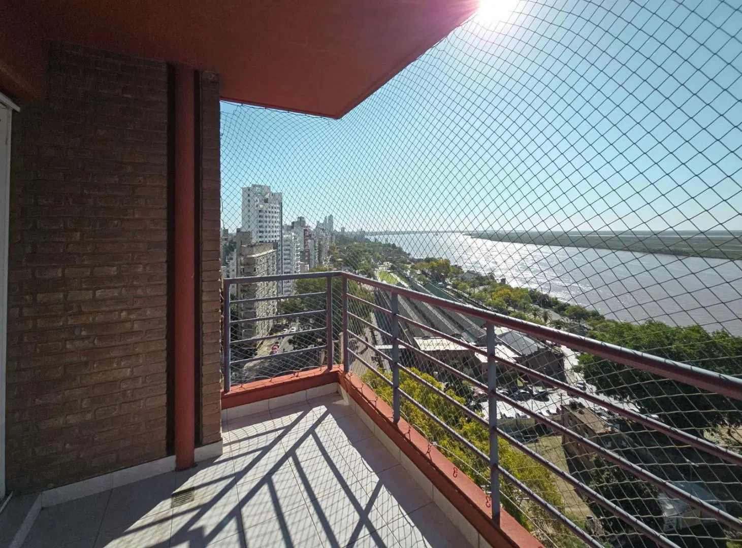 Departamento de 2 dormitorios con cochera y vista al río en Parque España 3