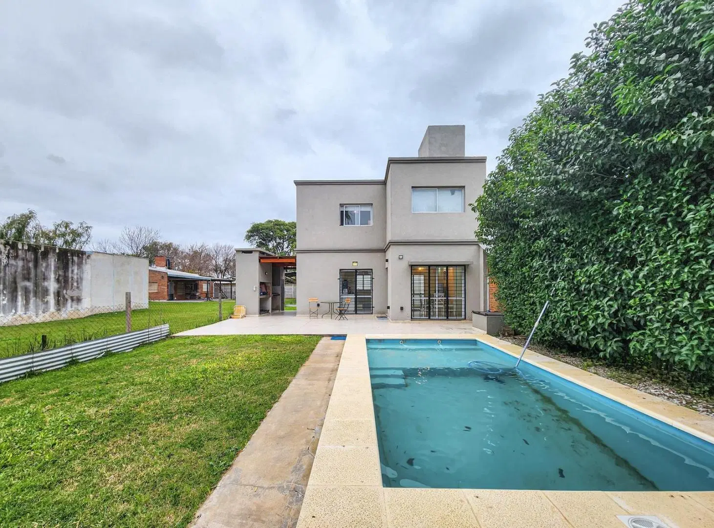 Casa de 2 dormitorios con pileta y jardin en Roldan 5