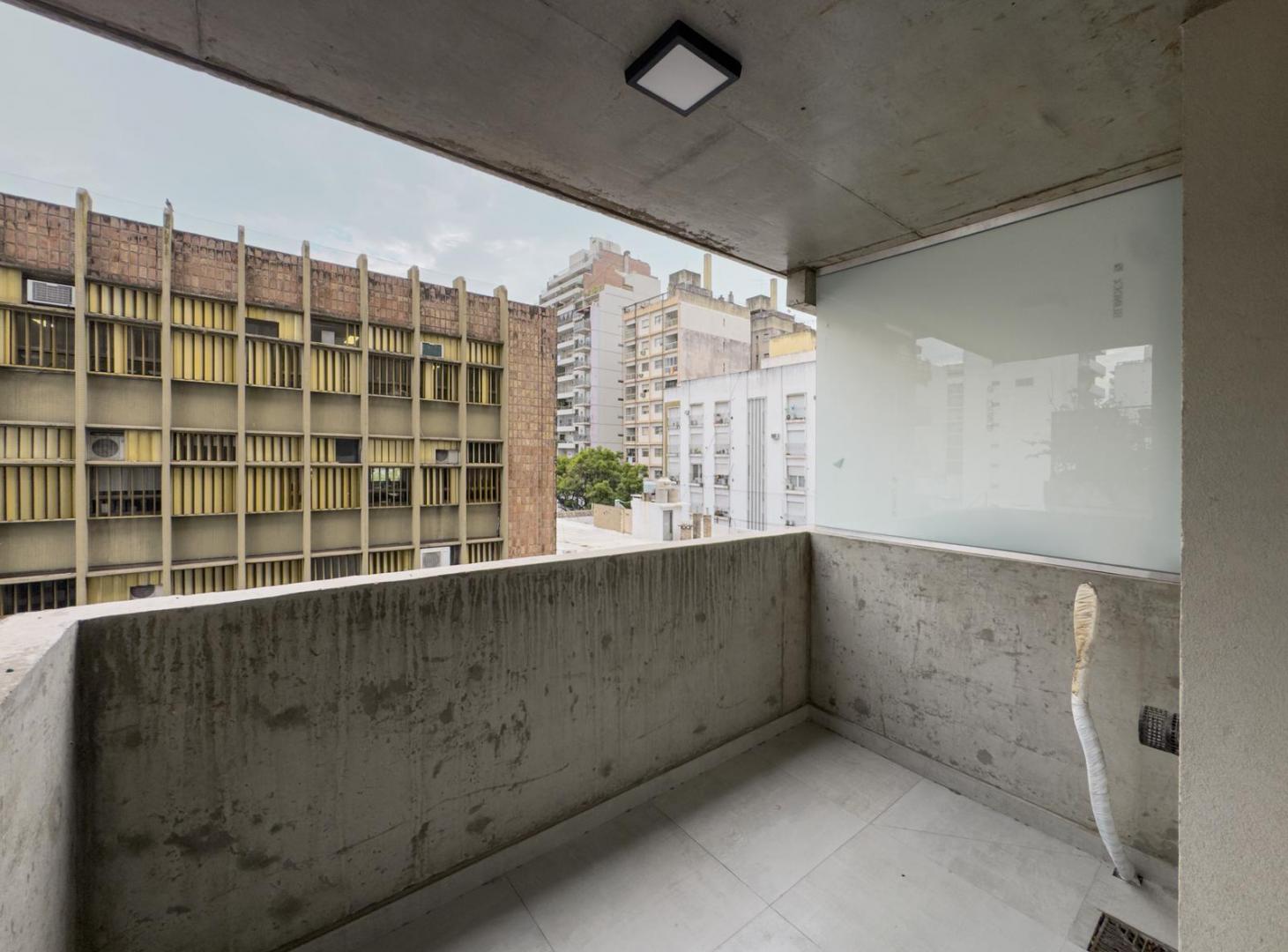 Departamento de 1 dormitorio al frente con gran balcón en el centro