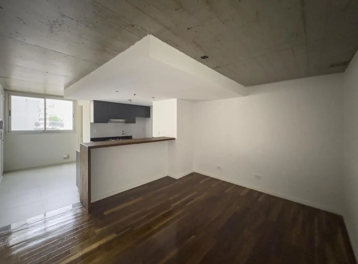 Departamento de 1 dormitorio al frente con gran balcón en el centro 3