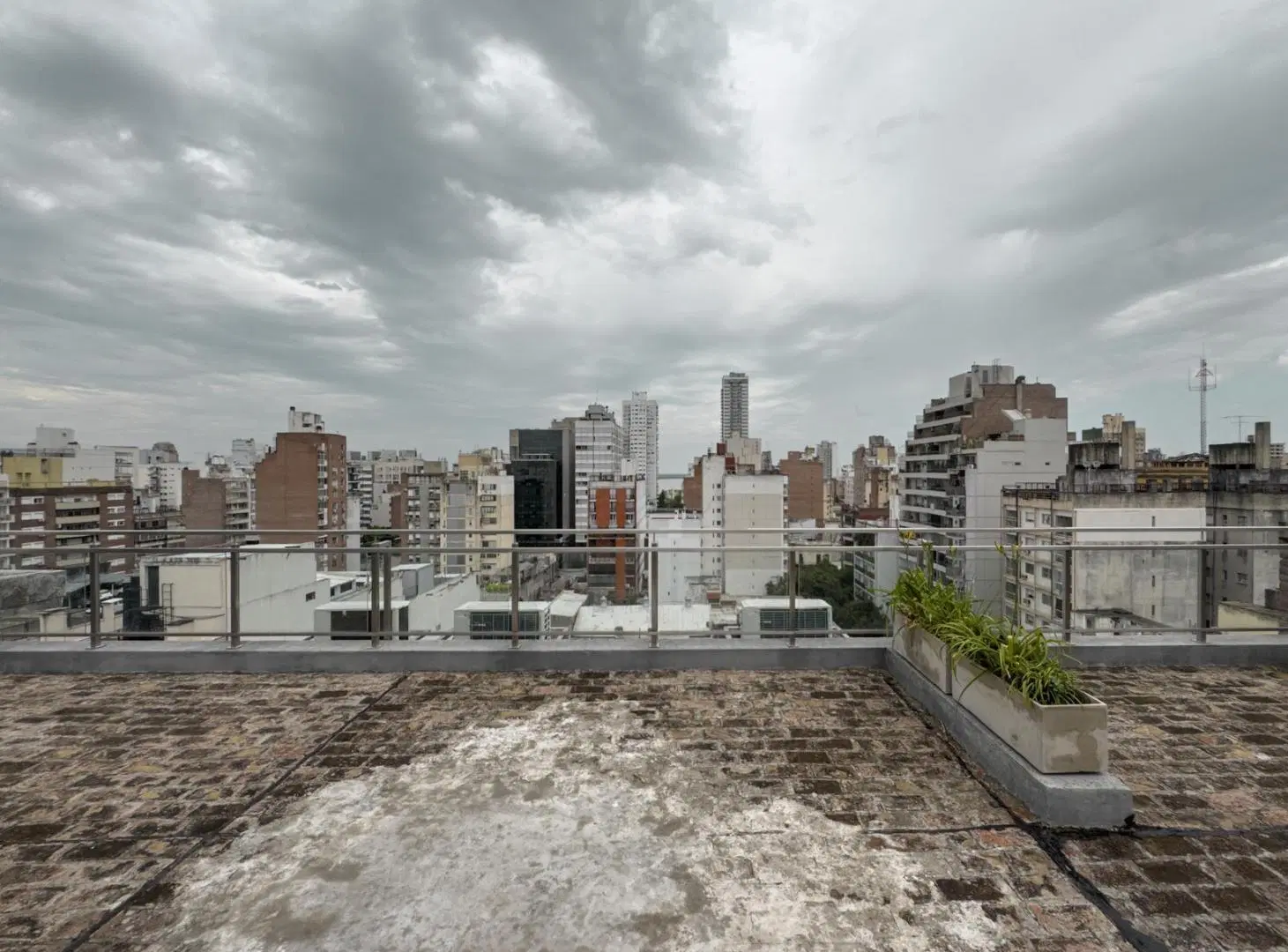 Departamento de 1 dormitorio al frente con gran balcón en el centro 8