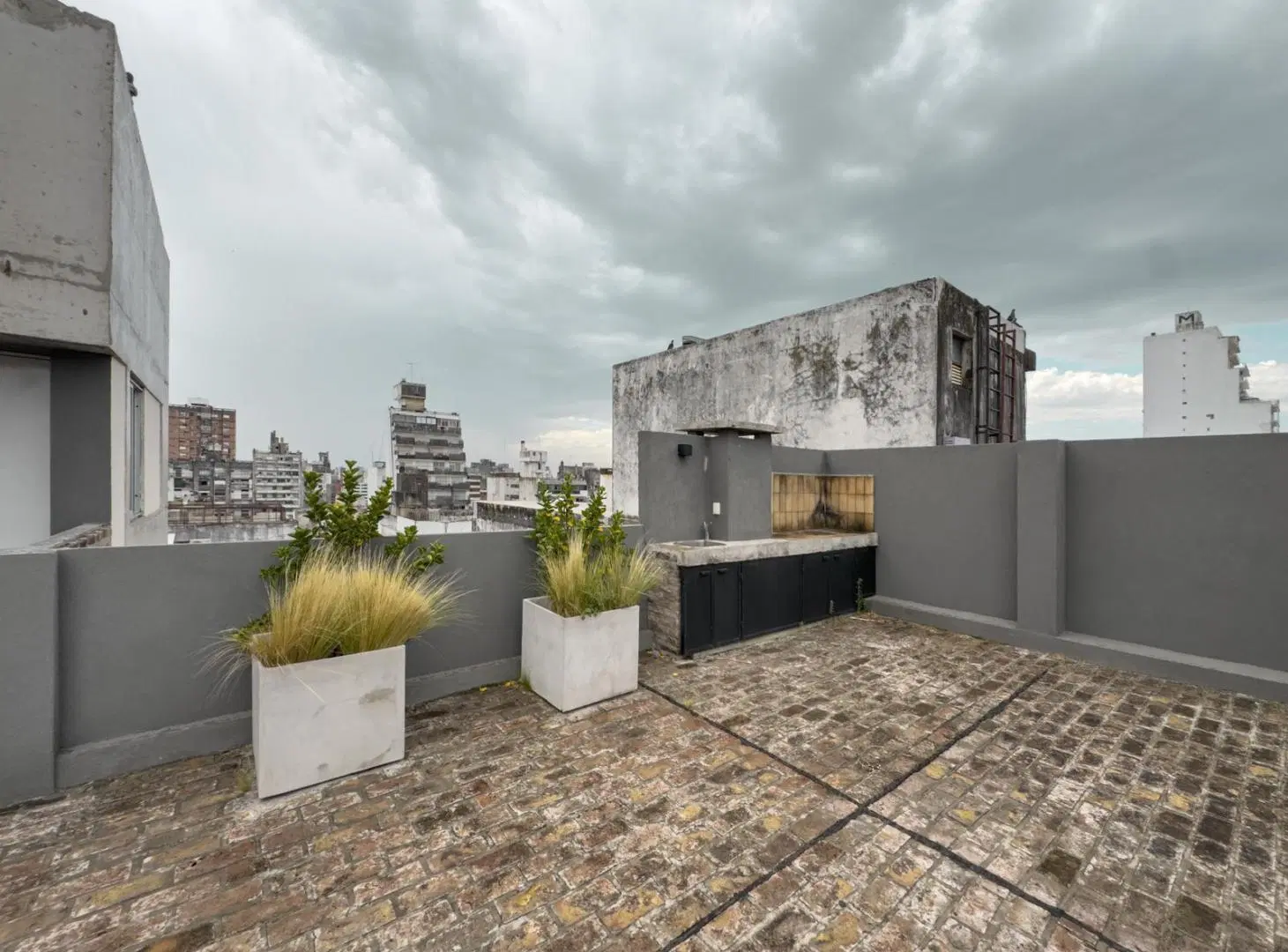 Departamento de 1 dormitorio al frente con gran balcón en el centro 5
