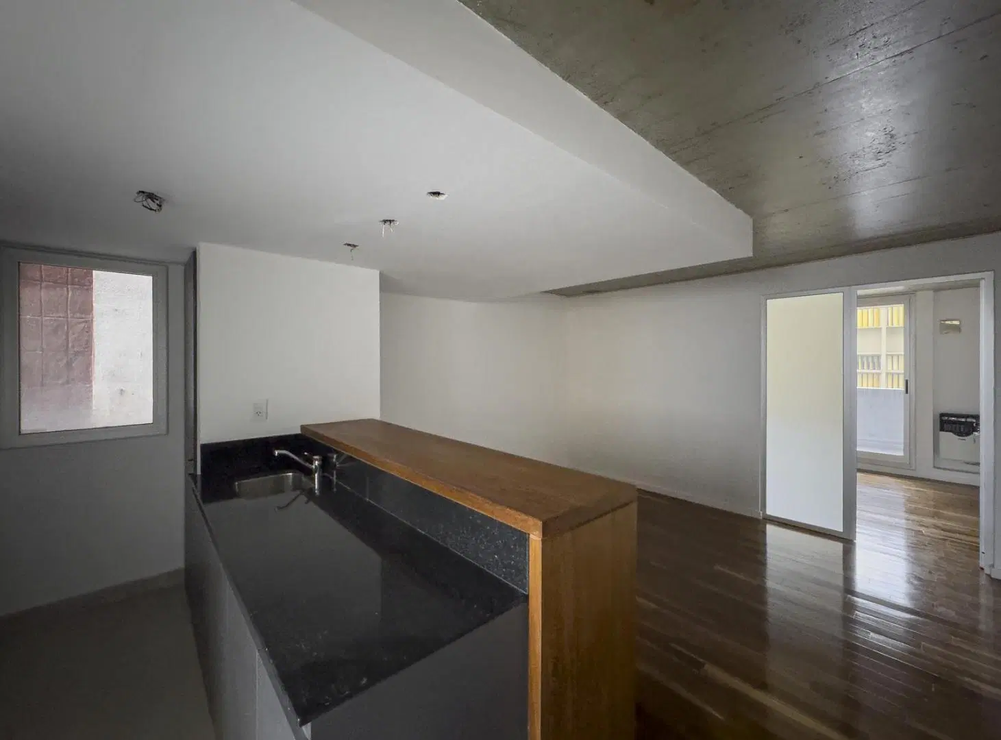Departamento de 1 dormitorio al frente con gran balcón en el centro 2
