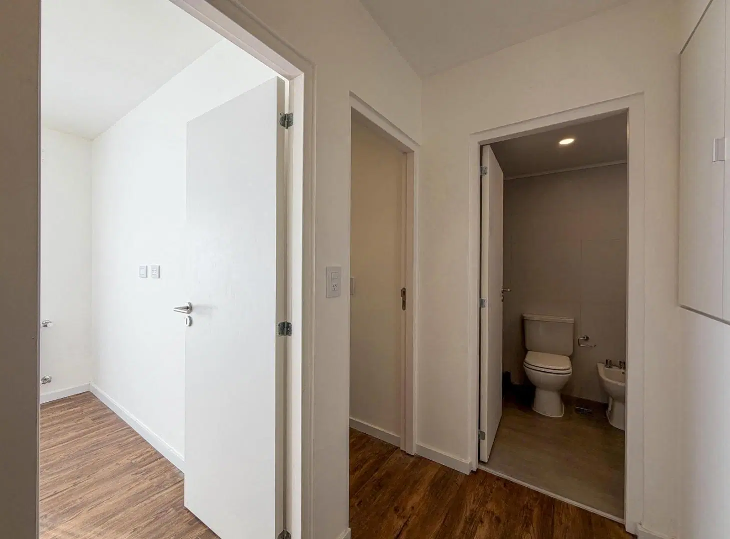 Casa de pasillo de 2 dormitorios con patio y radiadores a estrenar 4