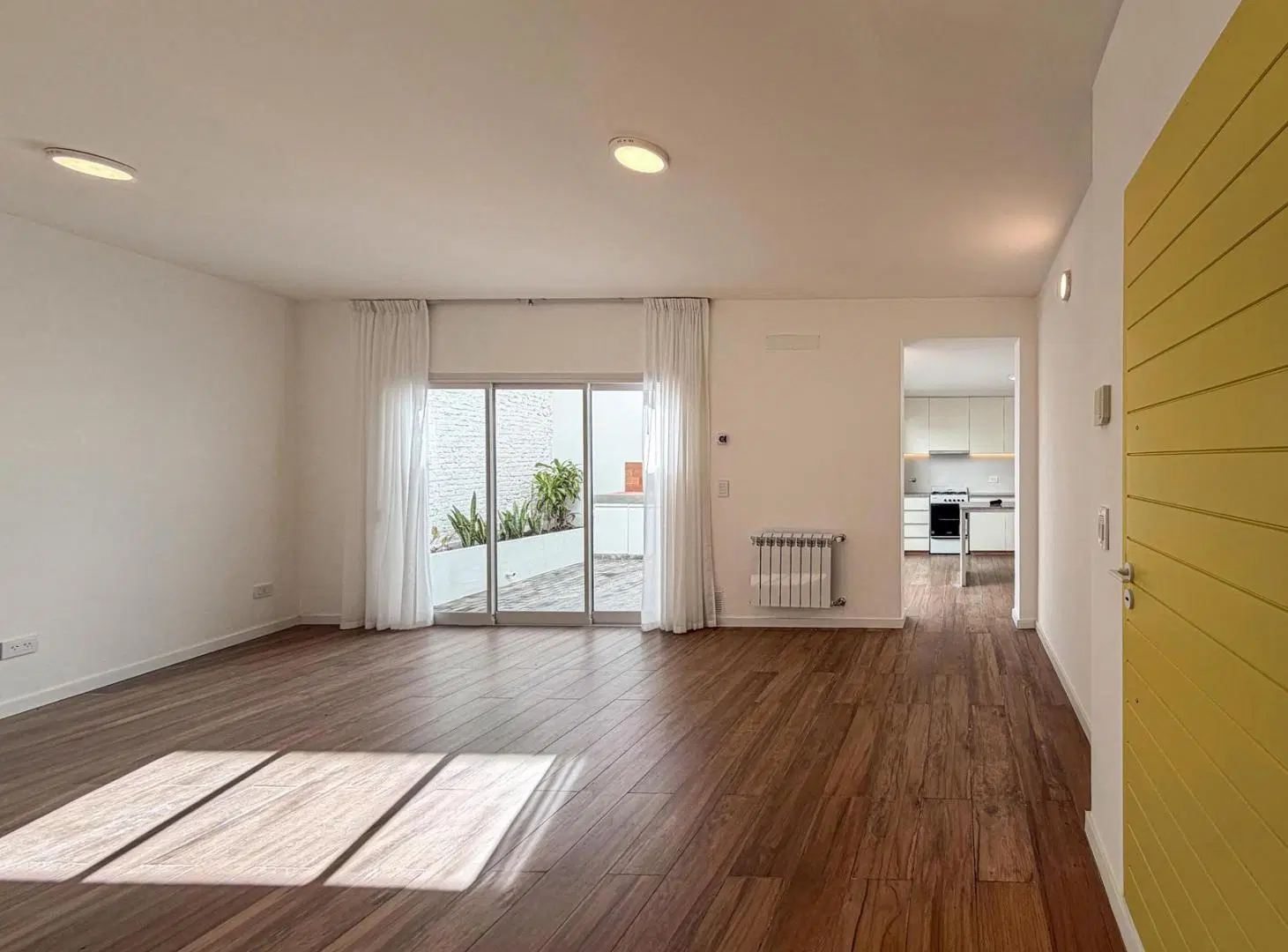 Casa de pasillo de 2 dormitorios con patio y radiadores a estrenar 8
