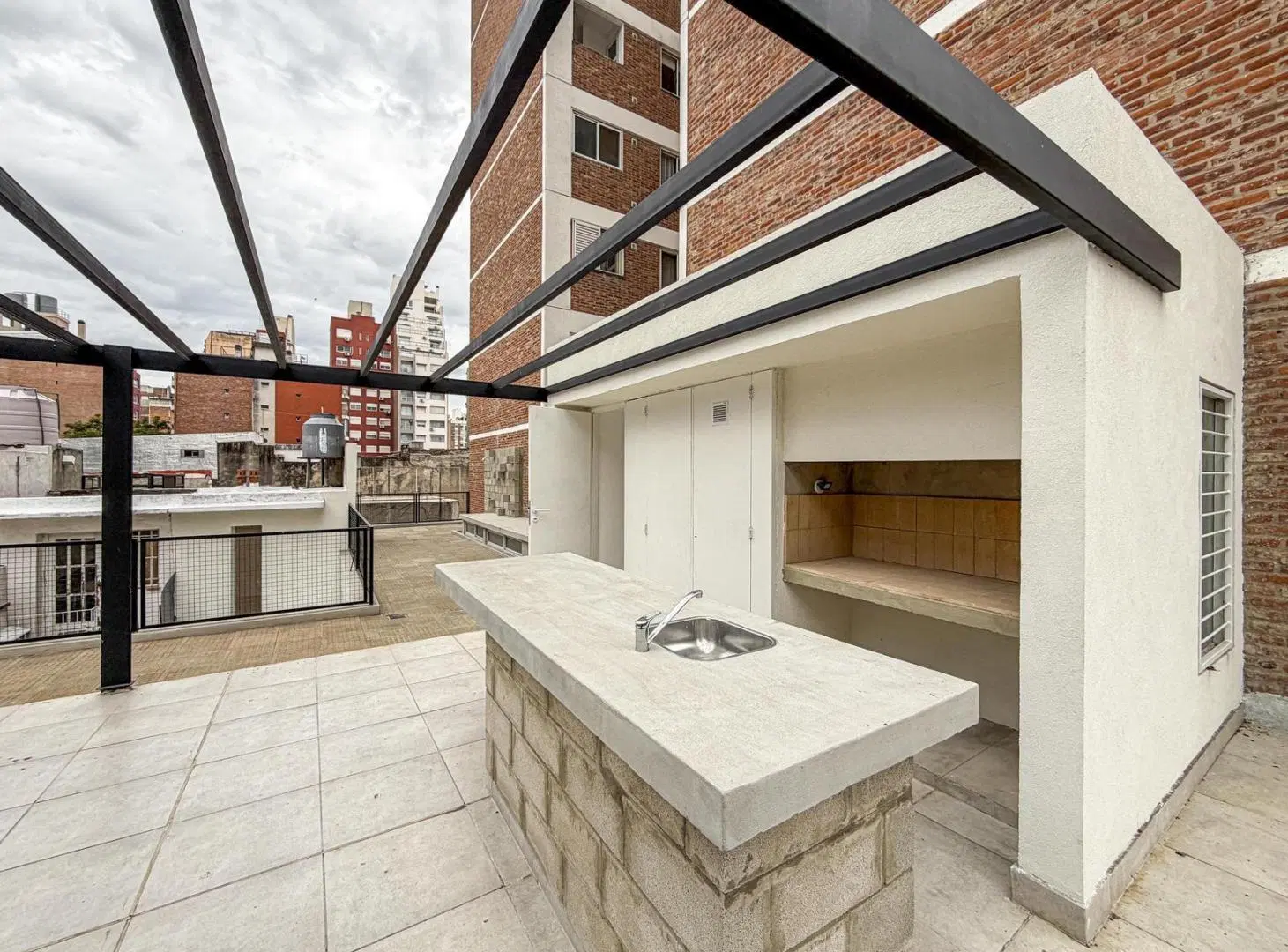 Casa en planta alta con 3 dormitorios, terraza y quincho 4