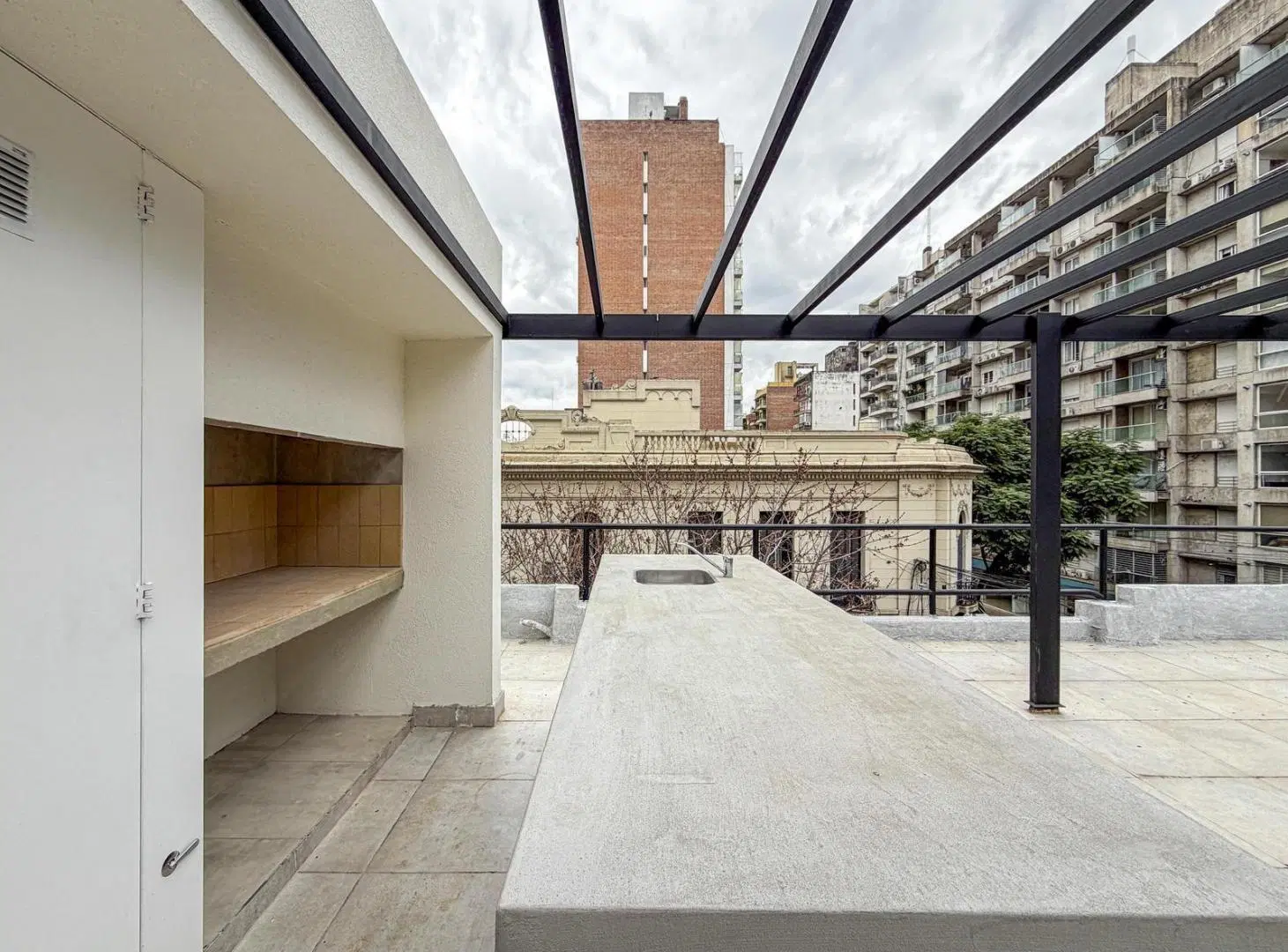 Casa en planta alta con 3 dormitorios, terraza y quincho 3