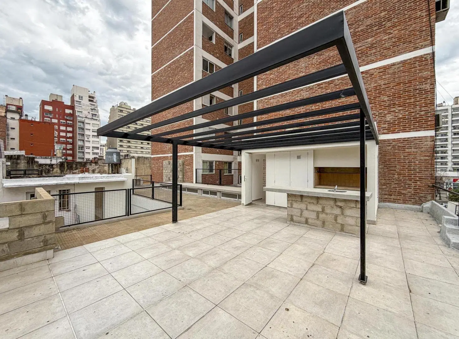 Casa en planta alta con 3 dormitorios, terraza y quincho 5