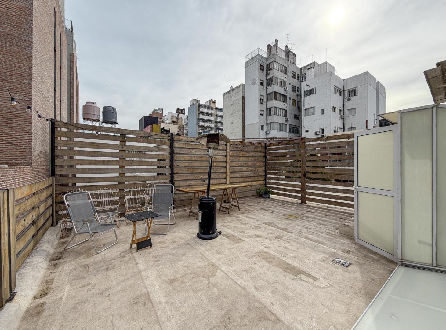 Foto de Casa de pasillo con 2 dormitorios, terraza y quincho propio, imagen 2