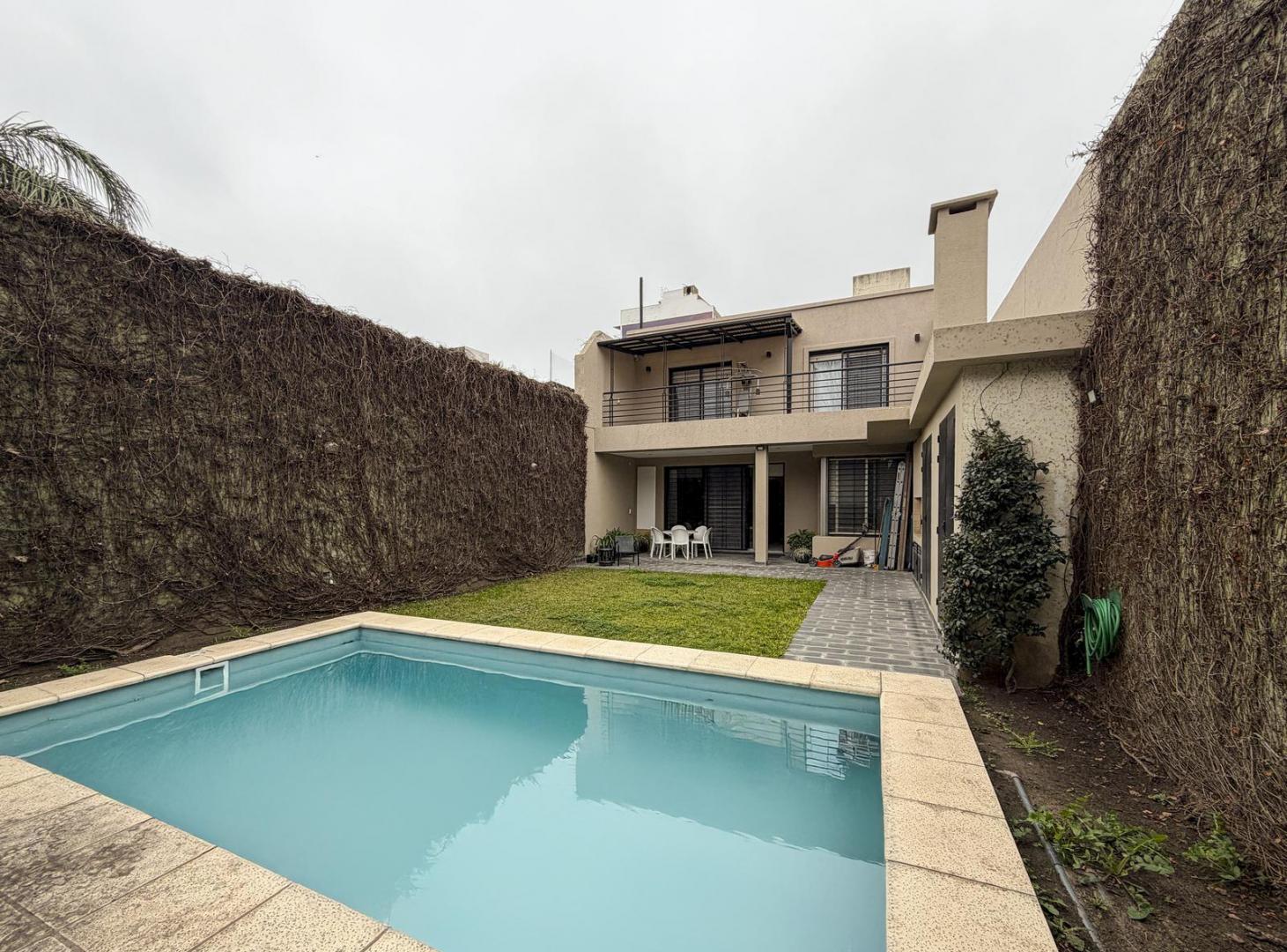 Foto de Casa de 3 dormitorios con 2 cocheras, jardín y pileta en Refinería, imagen 1