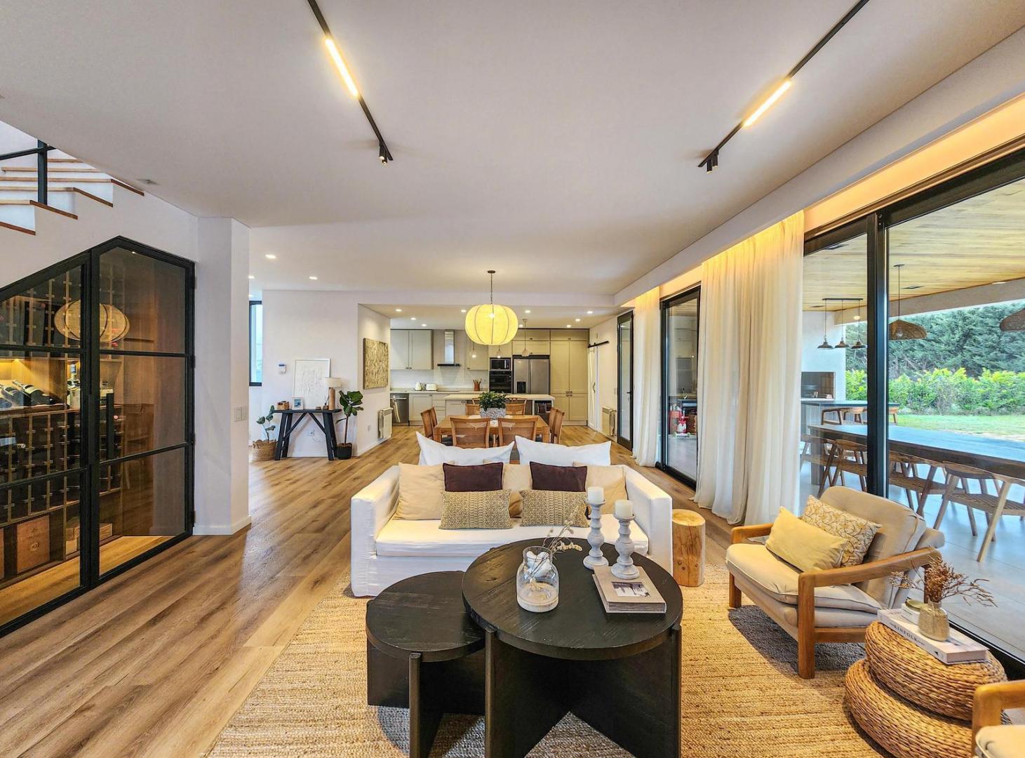 Foto de Casa de revista con 3 dormitorios, gran jardín con pileta en Puerto, imagen 2