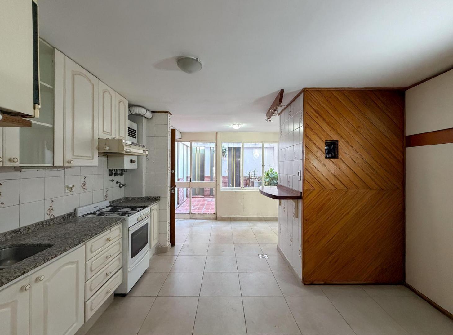 Foto de Departamento de 3 dormitorios amplio con patio y cocina separada, imagen 3