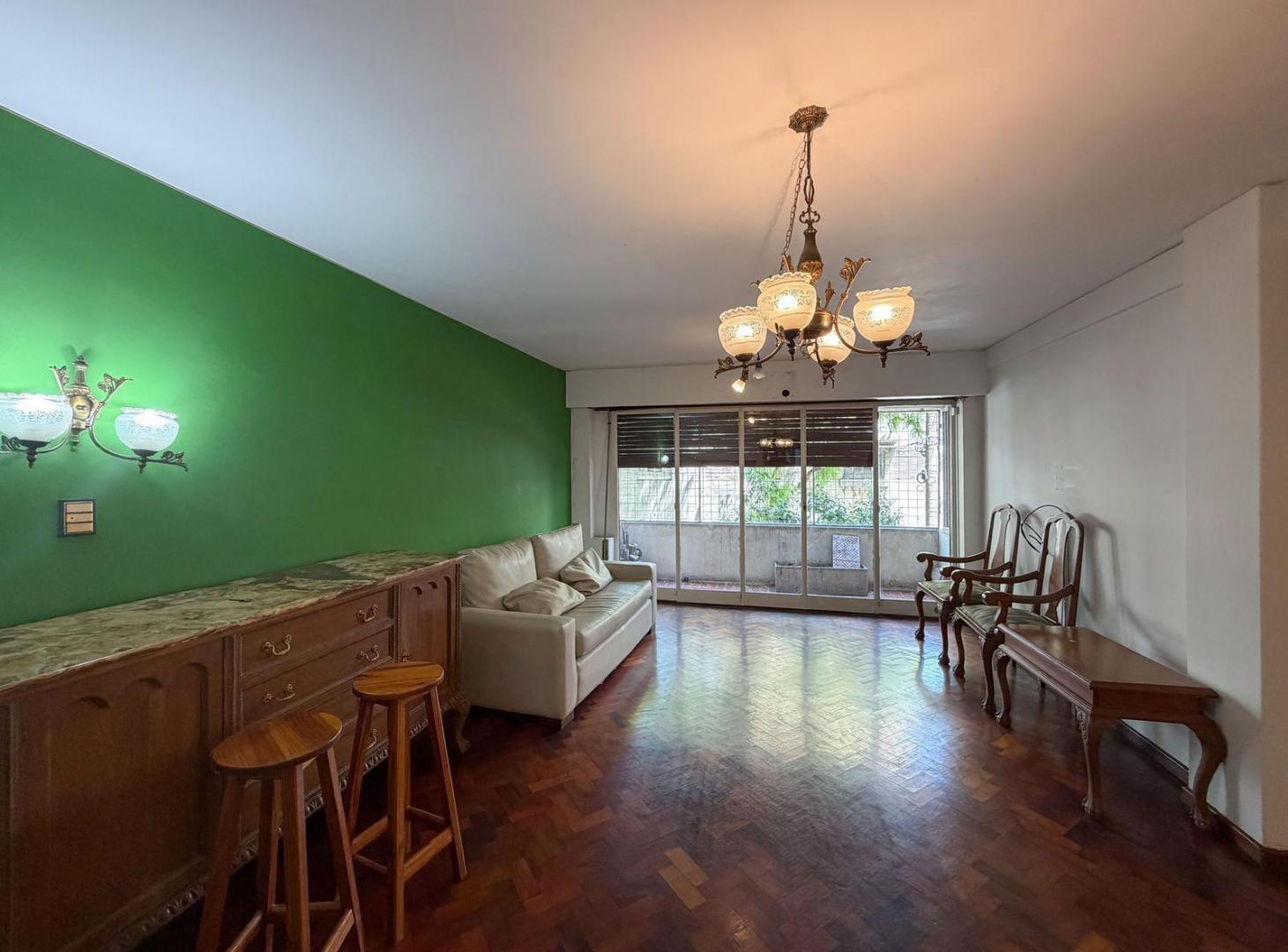 Foto de Departamento de 3 dormitorios amplio con patio y cocina separada, imagen 2