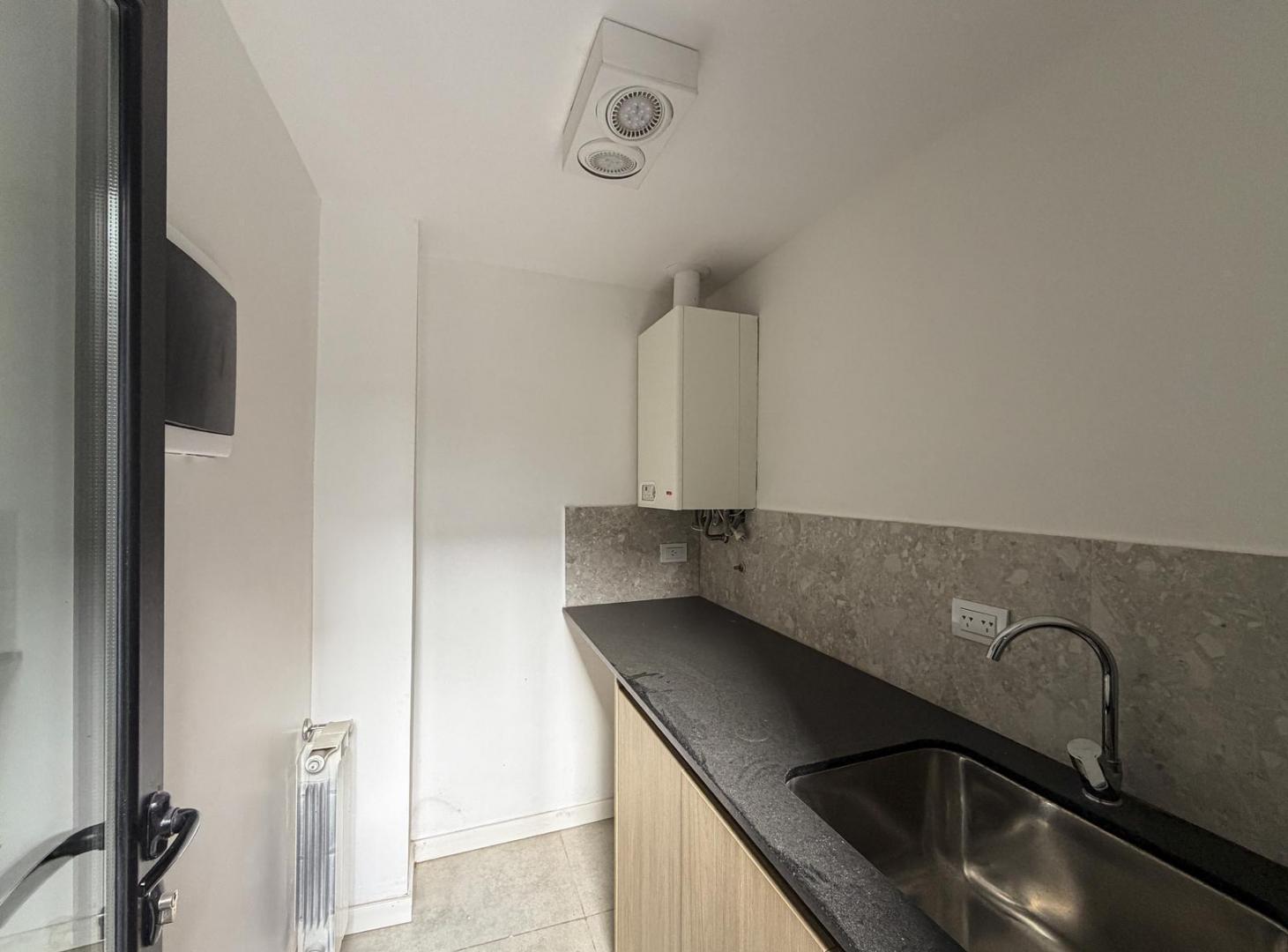 Foto de Casa de pasillo de 2 dormitorios más escritorio y quincho en Zona Río, imagen 4