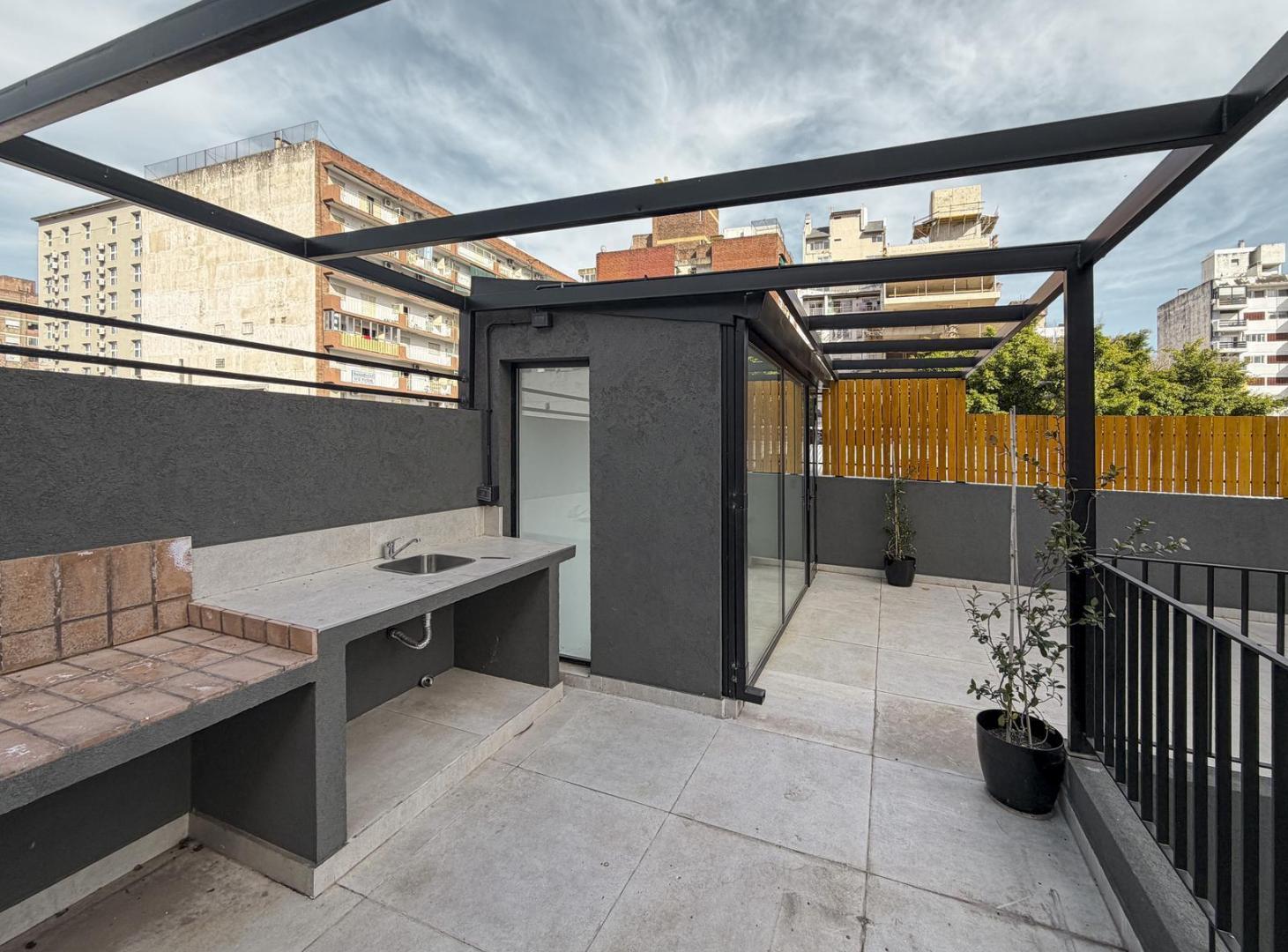 Foto de Casa de pasillo de 2 dormitorios más escritorio y quincho en Zona Río, imagen 2