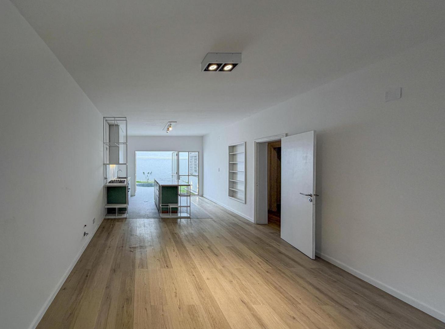 Foto de Casa de 2 dormitorios con jardín, pileta y terraza, imagen 2