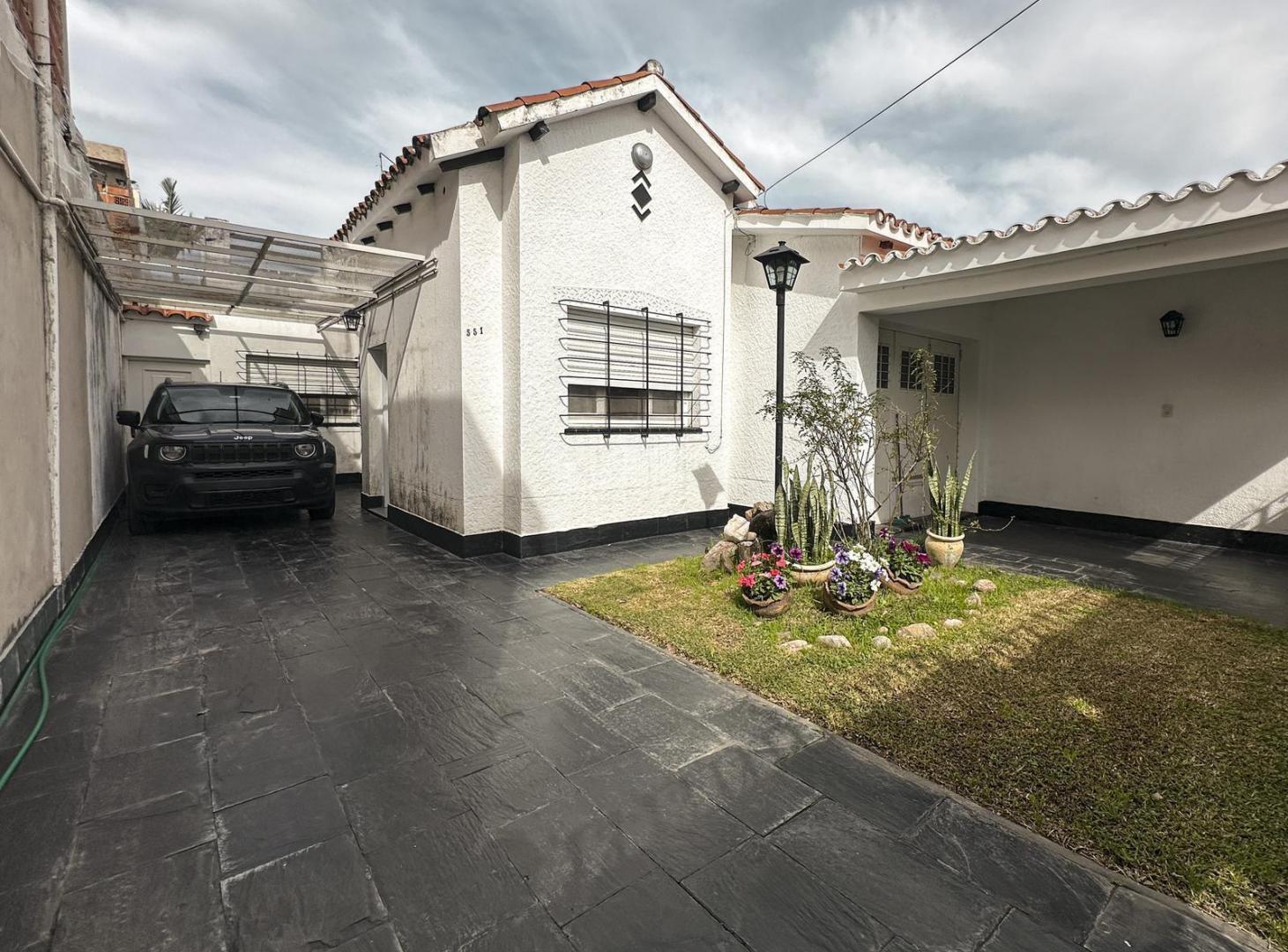 Foto de Casa con jardín de 3 dormitorios y 2 cocheras en Arroyito, imagen 1