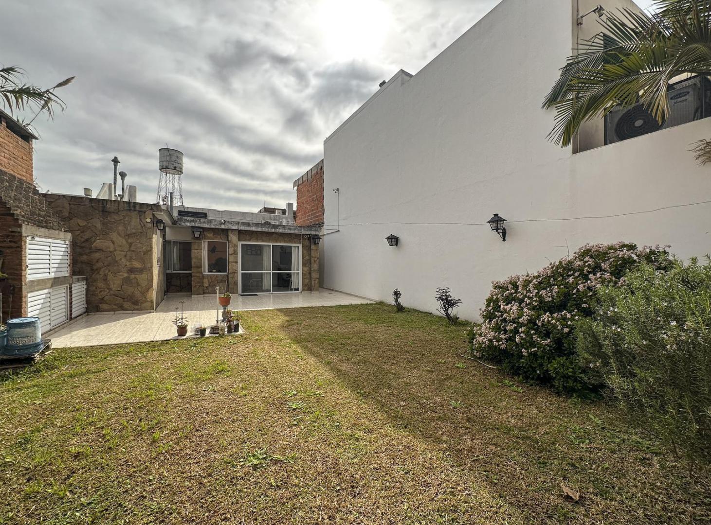 Foto de Casa con jardín de 3 dormitorios y 2 cocheras en Arroyito, imagen 5