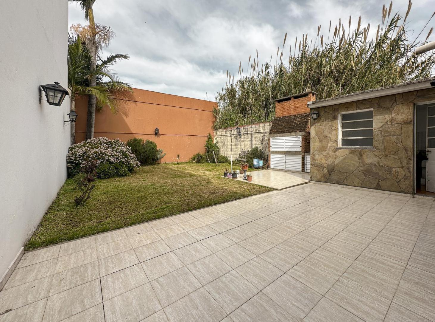 Foto de Casa con jardín de 3 dormitorios y 2 cocheras en Arroyito, imagen 4