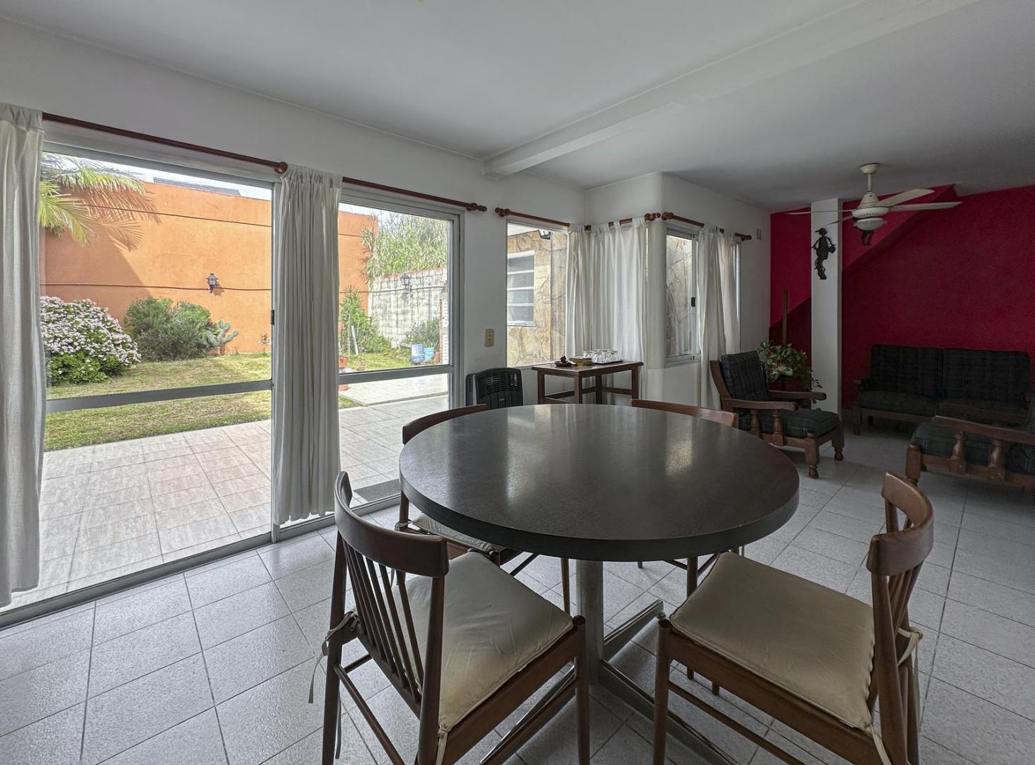 Foto de Casa con jardín de 3 dormitorios y 2 cocheras en Arroyito, imagen 3
