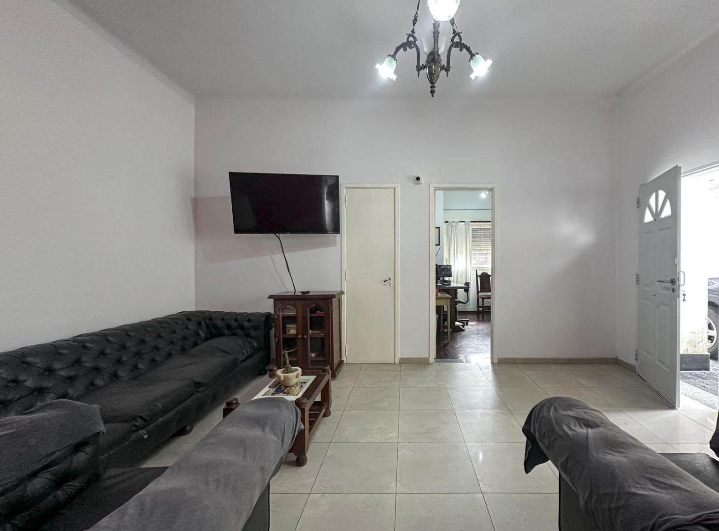 Foto de Casa con jardín de 3 dormitorios y 2 cocheras en Arroyito, imagen 2
