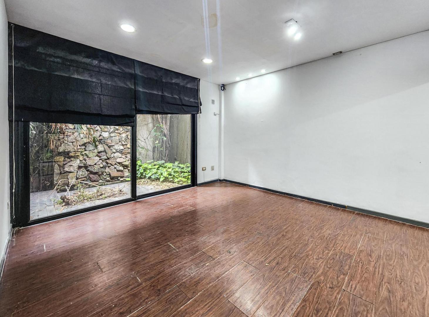 Foto de Oficina o local a la calle con 2 baños y patio en Abasto, imagen 3