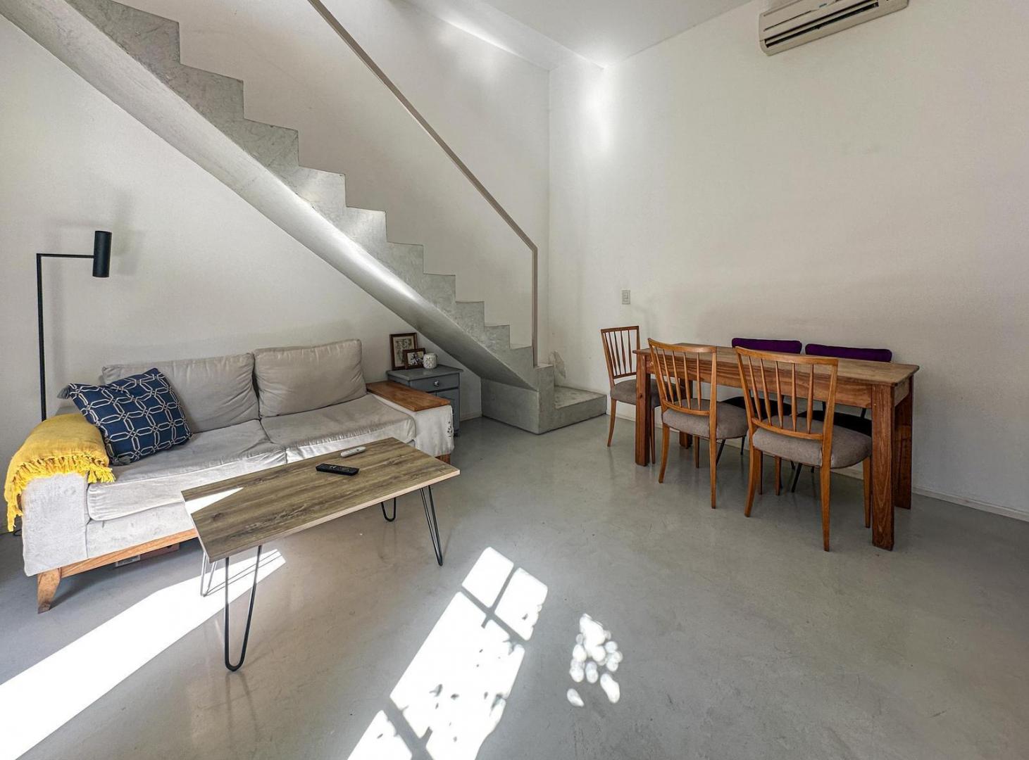Foto de Casa tipo dúplex de pasillo con 1 dormitorio, patio y balcón, imagen 5