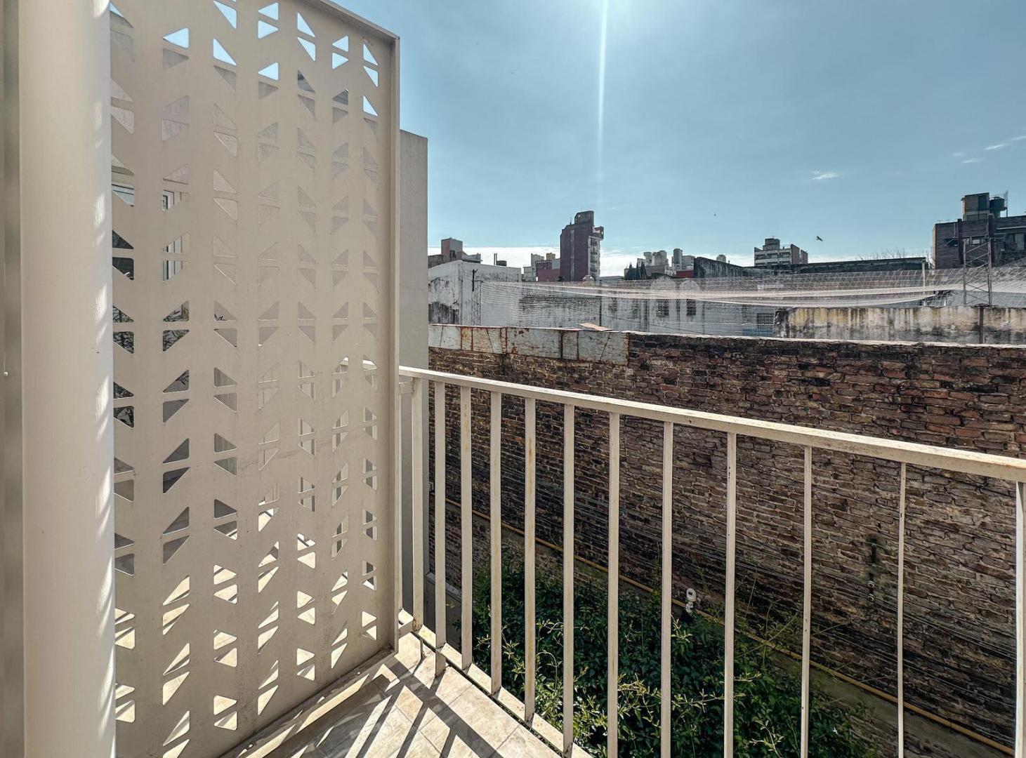 Foto de Casa tipo dúplex de pasillo con 1 dormitorio, patio y balcón, imagen 2