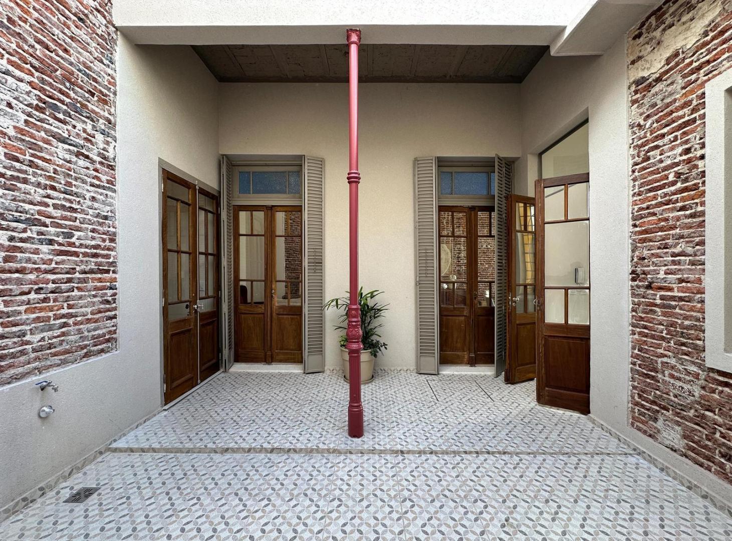 Foto de Casa de 4 dormitorios con cochera, jardín y pileta en Abasto, imagen 2