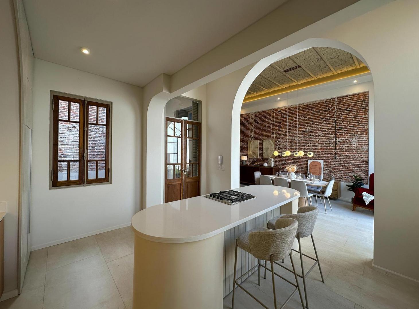 Foto de Casa de 4 dormitorios con cochera, jardín y pileta en Abasto, imagen 3