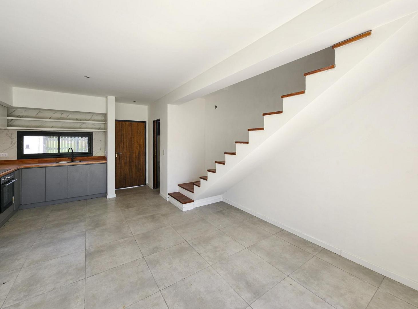 Foto de Casa tipo duplex de 2 dormitorios, cochera, jardín en Tierra Nueva, imagen 2