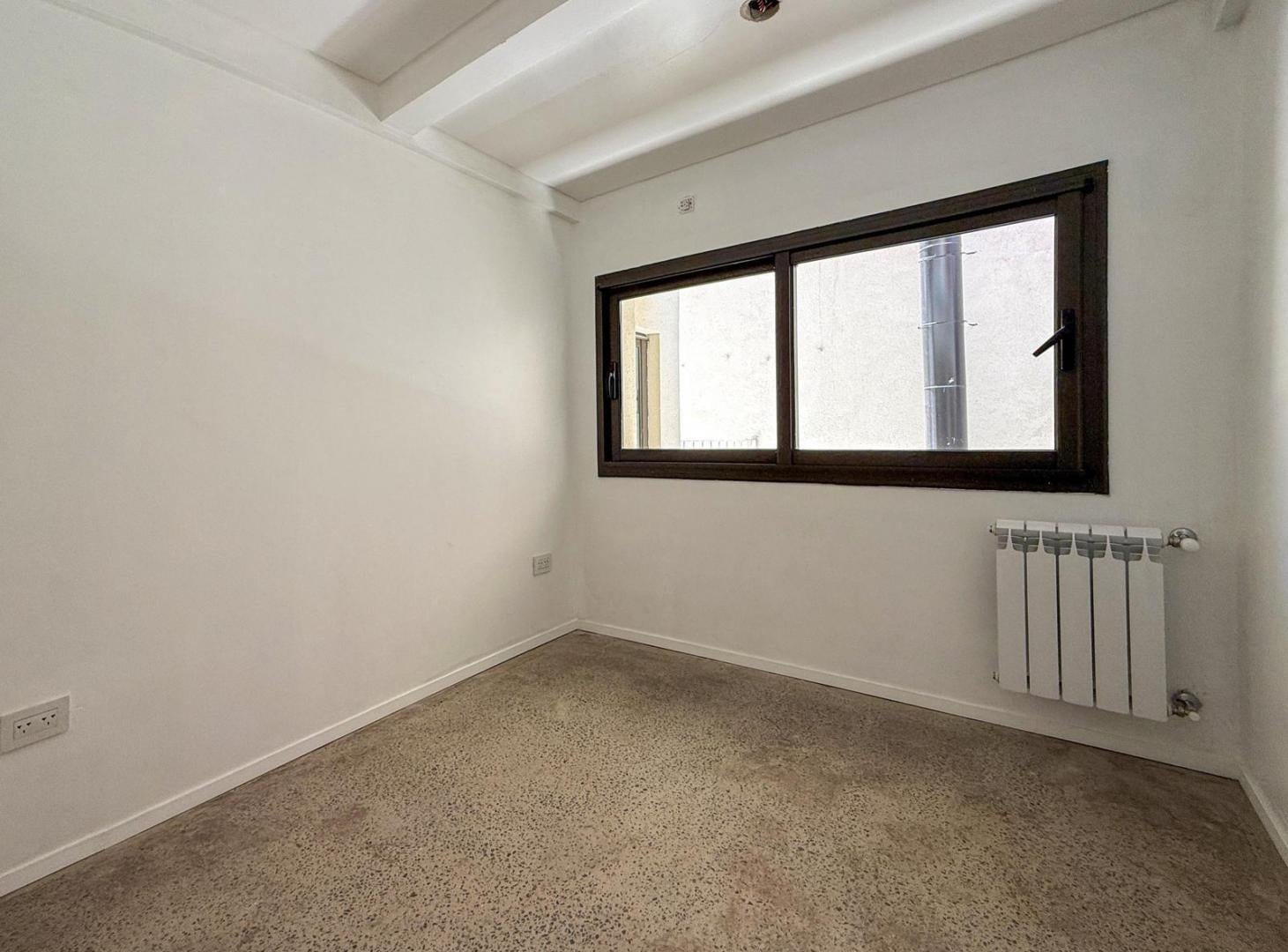 Foto de Casa de pasillo único de 3 dormitorios con patio y parrillero, imagen 3