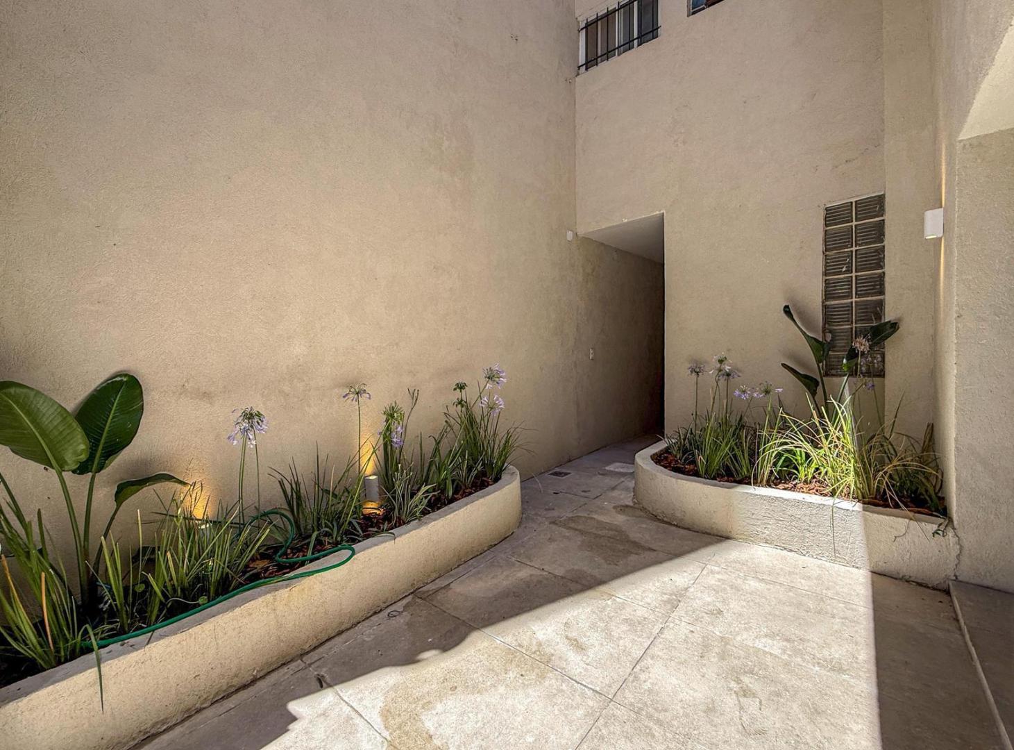 Foto de Casa de pasillo único de 3 dormitorios con patio y parrillero, imagen 5