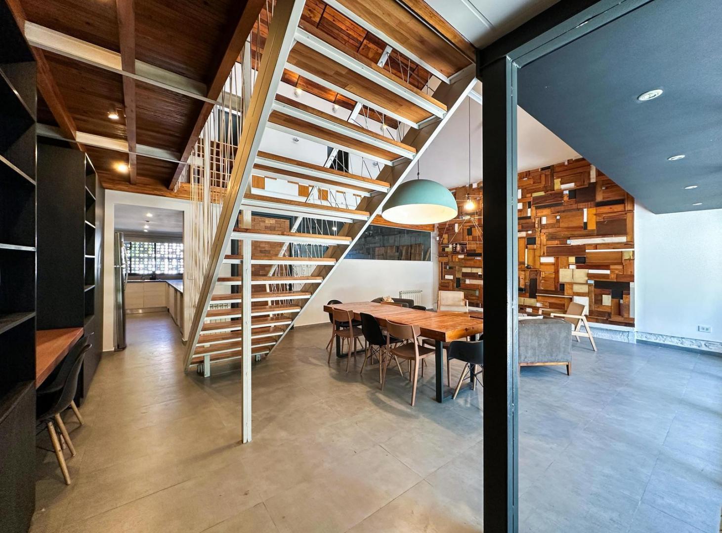 Foto de Casa de diseño con 3 dormitorios con 2 cocheras, jardín y pileta, imagen 5