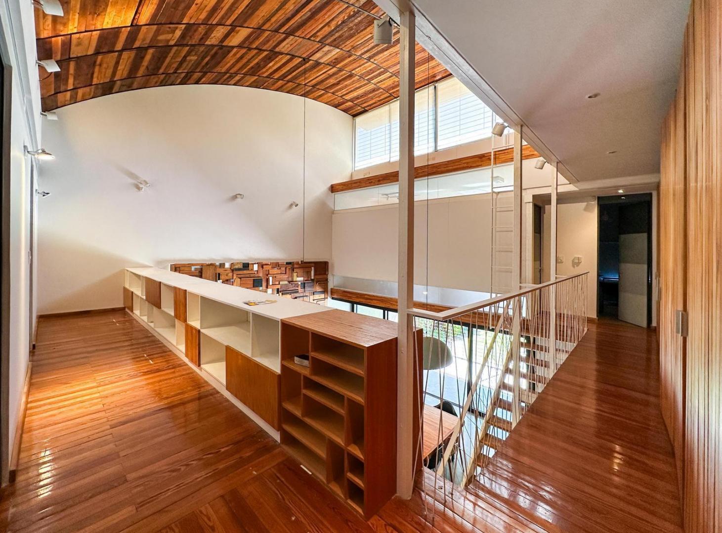 Foto de Casa de diseño con 3 dormitorios con 2 cocheras, jardín y pileta, imagen 2