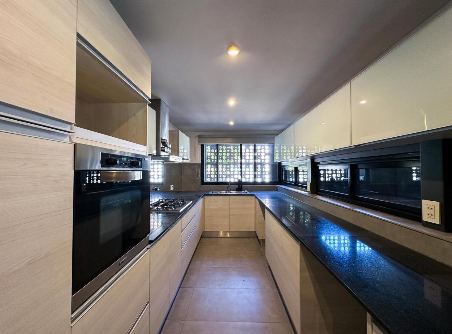 Foto de Casa de diseño con 3 dormitorios con 2 cocheras, jardín y pileta, imagen 1