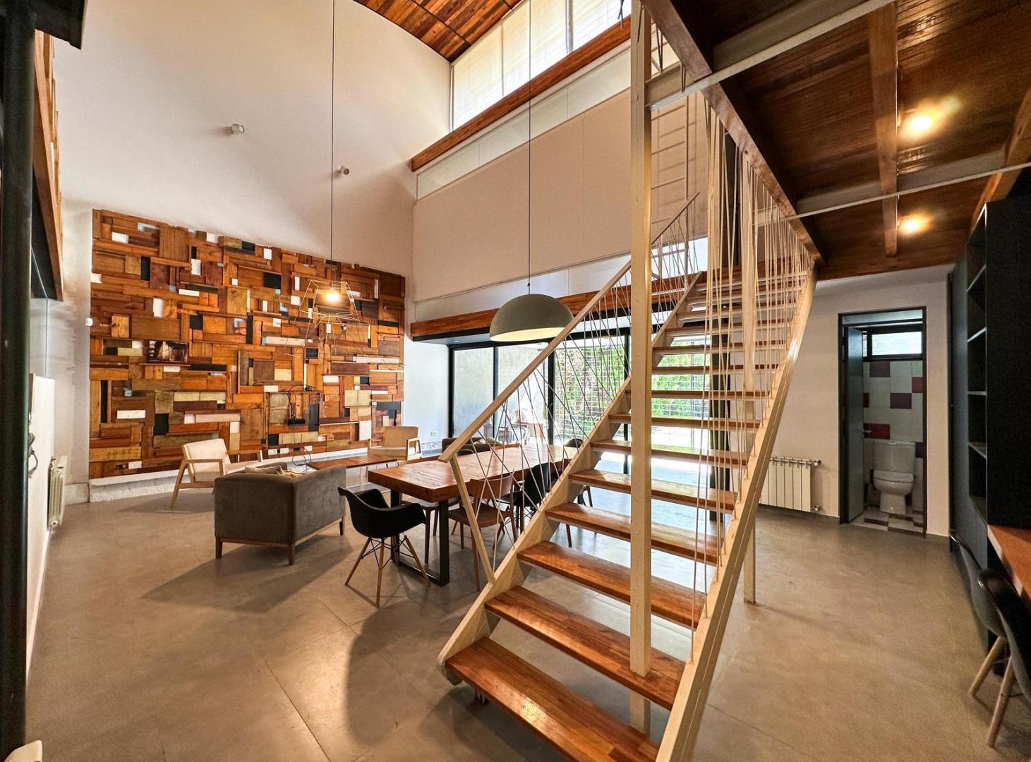 Foto de Casa de diseño con 3 dormitorios con 2 cocheras, jardín y pileta, imagen 3