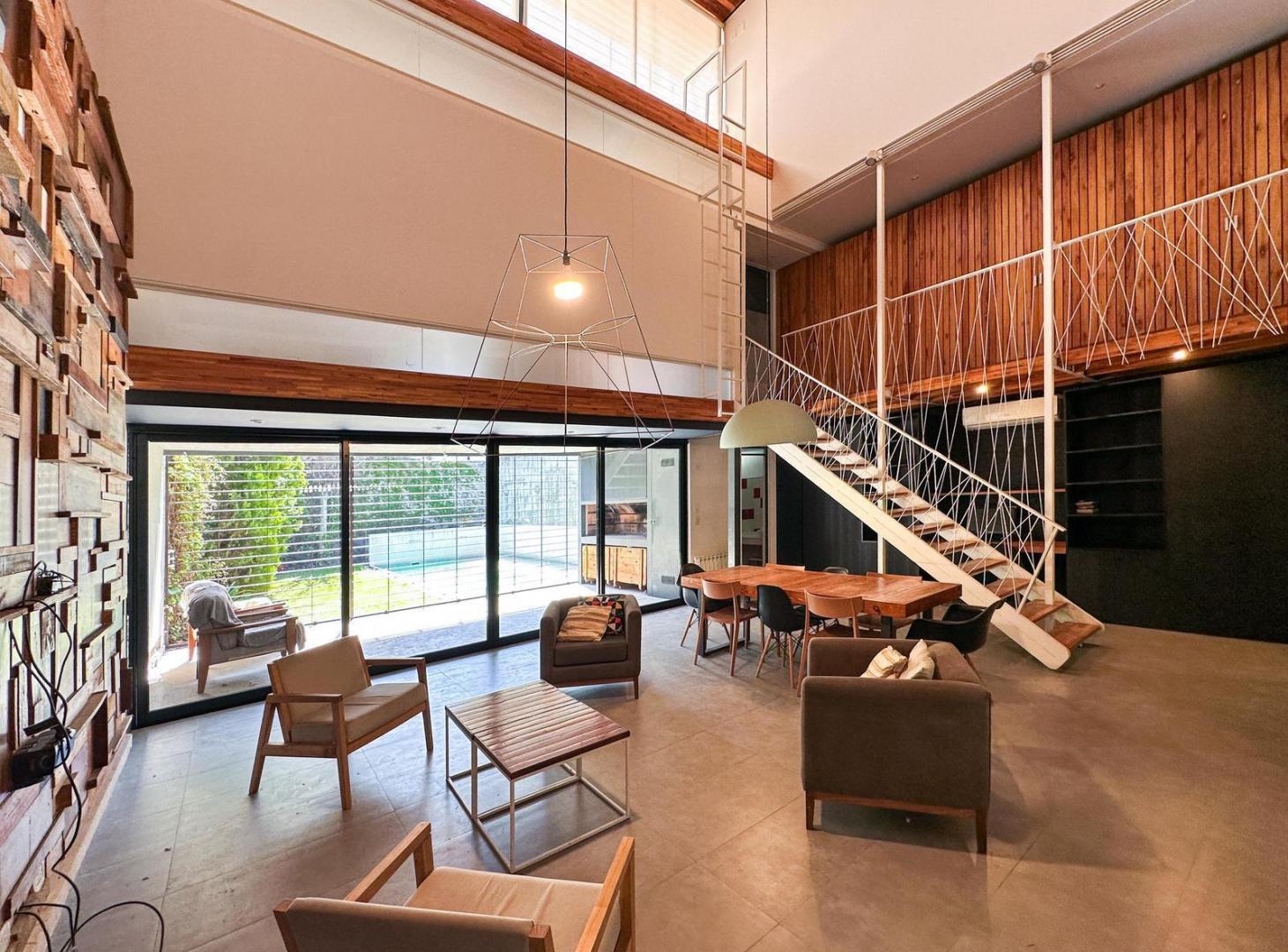 Foto de Casa de diseño con 3 dormitorios con 2 cocheras, jardín y pileta, imagen 4