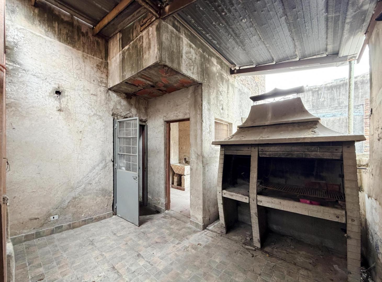 Foto de Casa a remodelar de 2 dormitorios con cochera en la zona de la Terminal, imagen 2