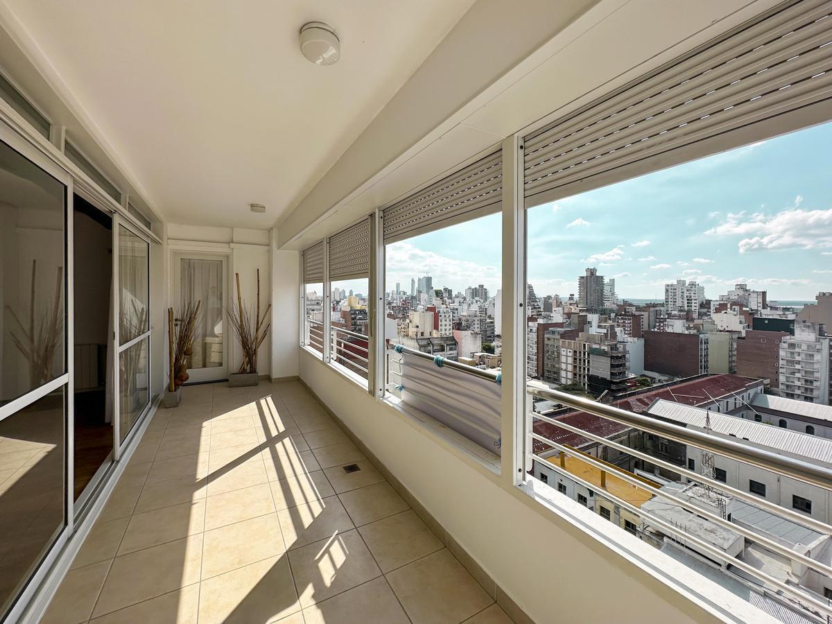 Foto de Departamento de 3 dormitorios con cochera en zona Río, imagen 2