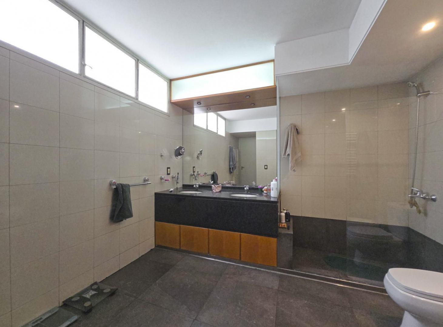 Foto de Casa de 4 dormitorios con jardín y 3 cocheras a metros de Bv. Oroño, imagen 3