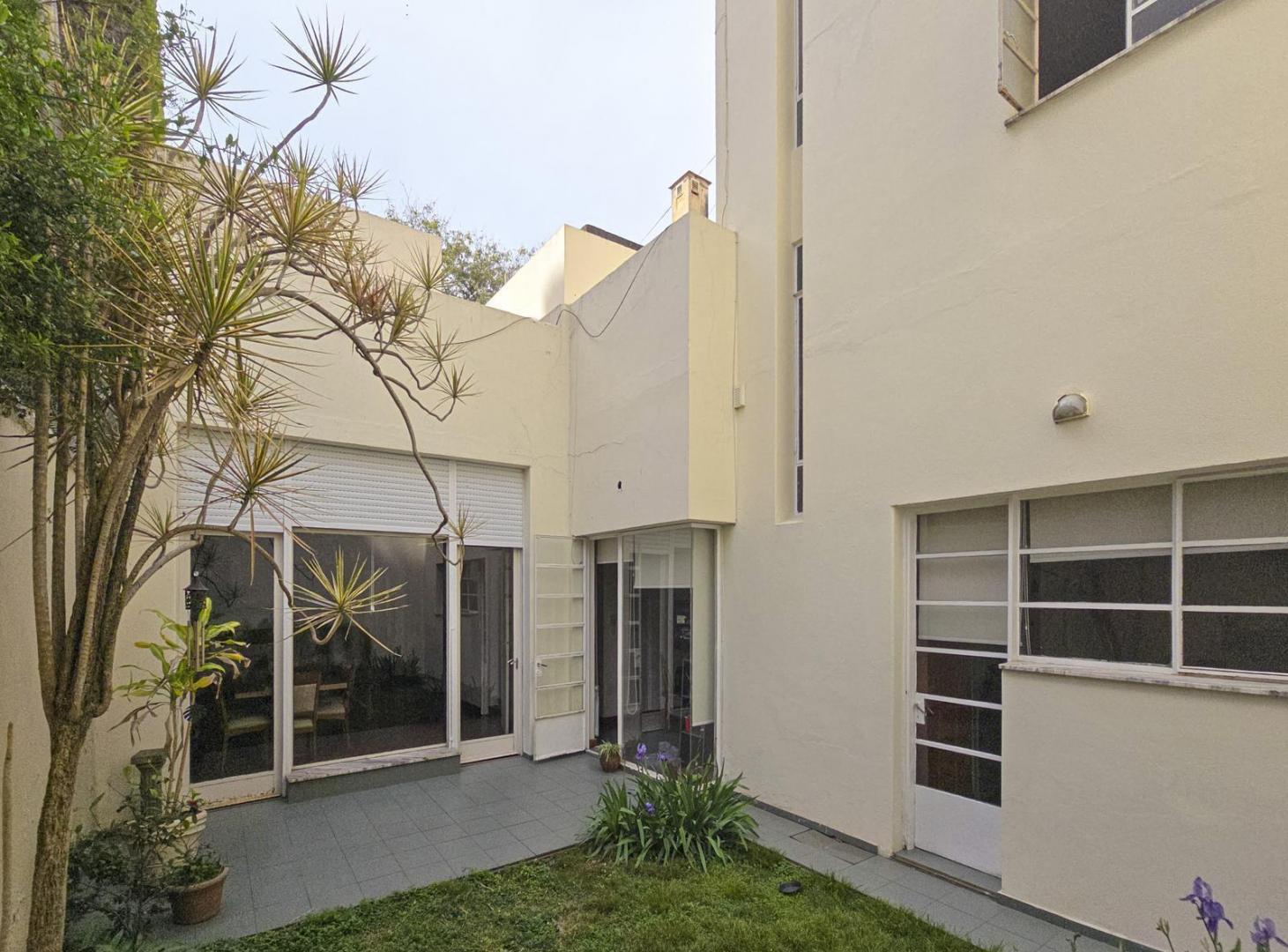 Foto de Casa de 4 dormitorios con jardín y 3 cocheras a metros de Bv. Oroño, imagen 2
