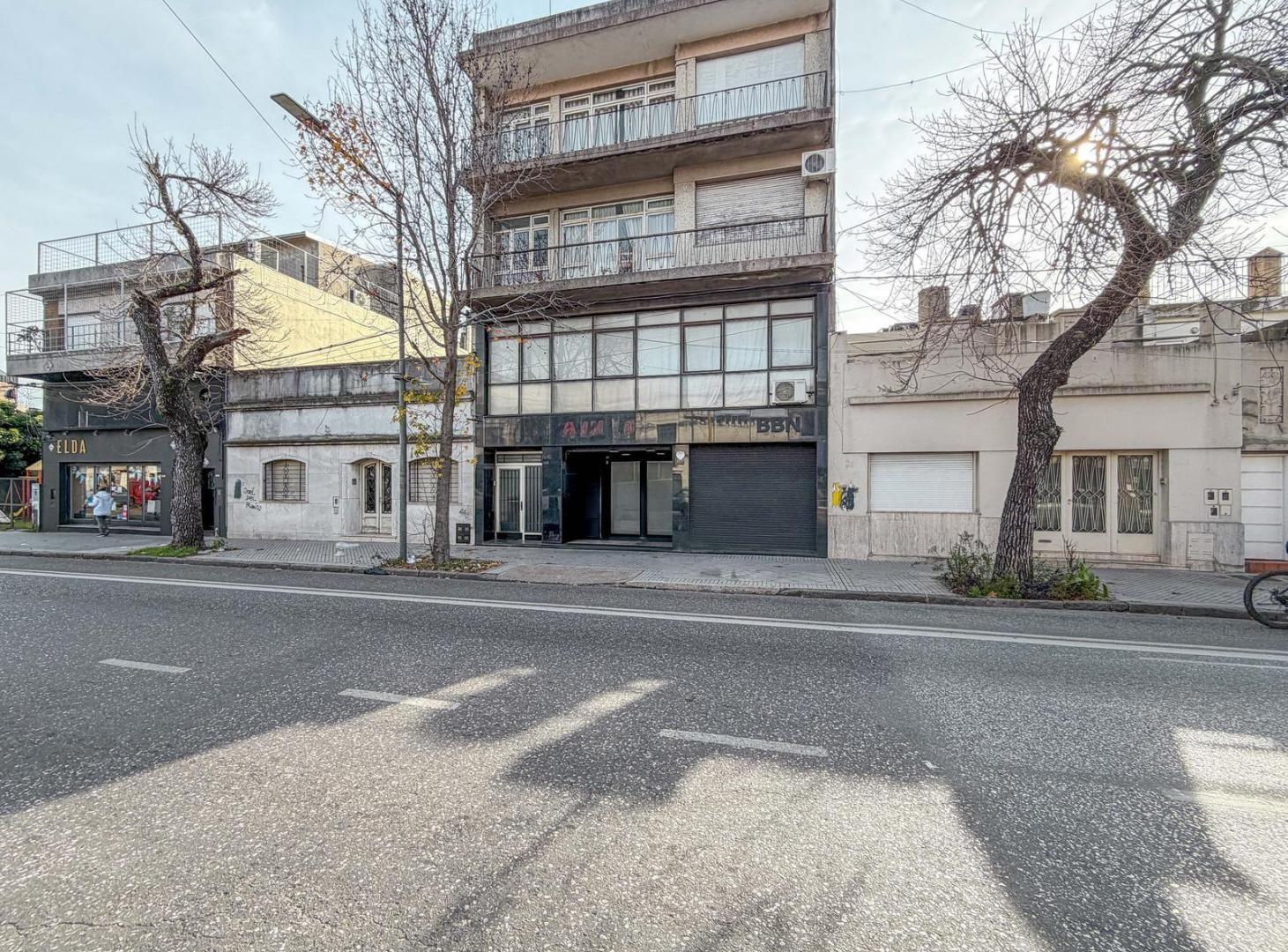 Foto de Edificio completo con local comercial y 2 unidades de departamentos, imagen 1