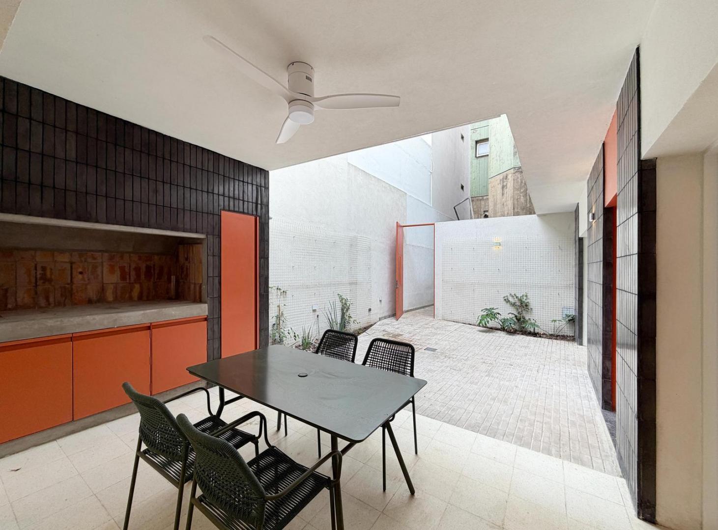 Foto de Casa de pasillo único de 3 dormitorios con pileta en la zona río, imagen 2