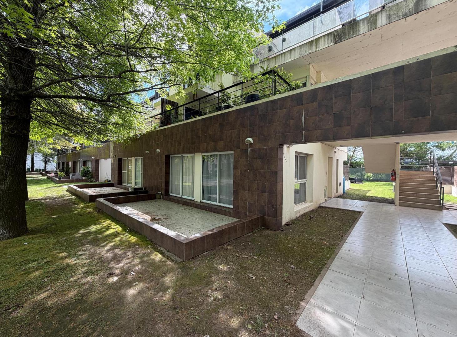 Foto de Departamento de 2 dormitorios con cochera en Condominio de Barrio, imagen 2