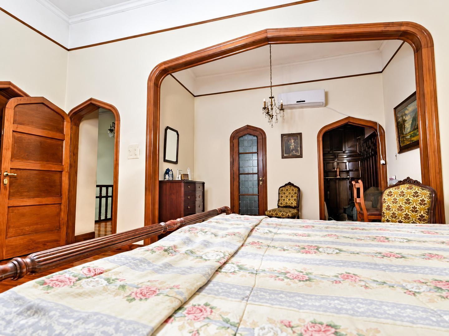 Foto de Casona antigua de 5 dormitorios con jardín y pileta en el centro, imagen 3