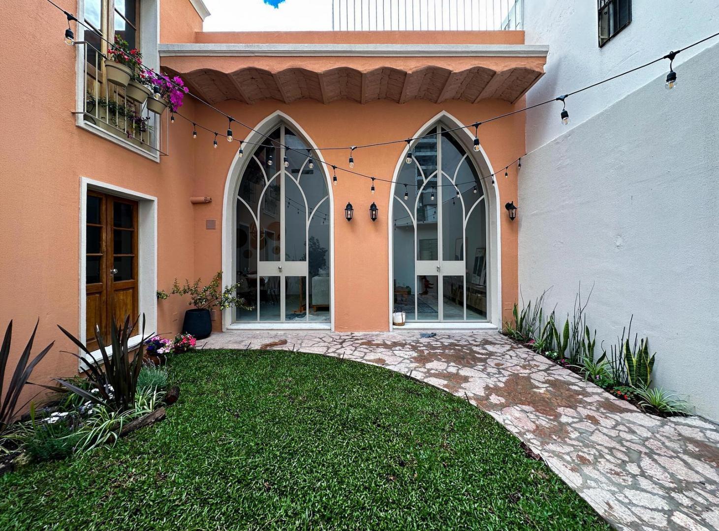 Foto de Casa de pasillo de 3 dormitorios con jardín y pileta en zona río, imagen 4